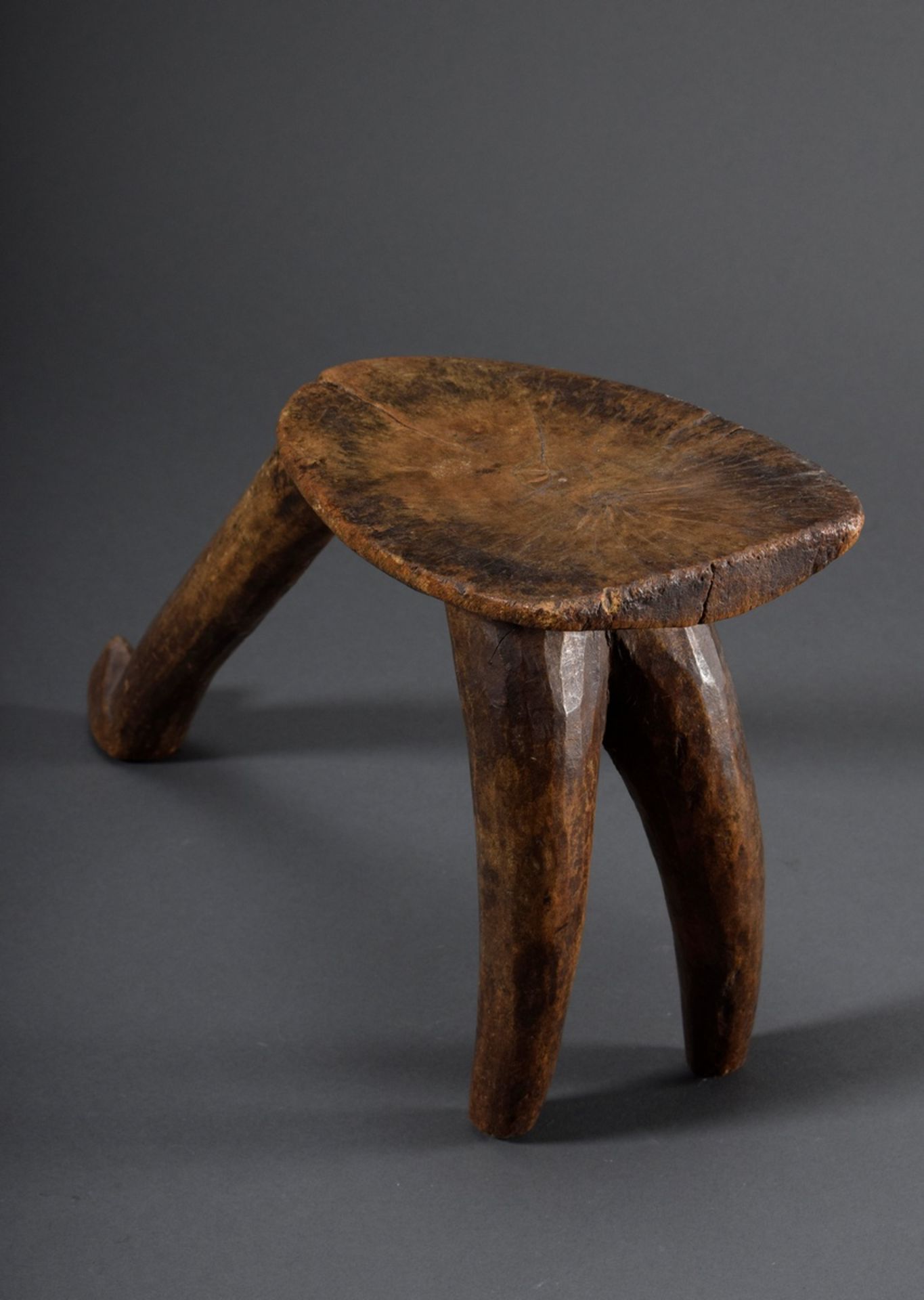 Afrikanischer dreibeiniger Sitzhocker, Holz, H. 24cm, Alters- und Gebrauchsspur - Bild 2 aus 6