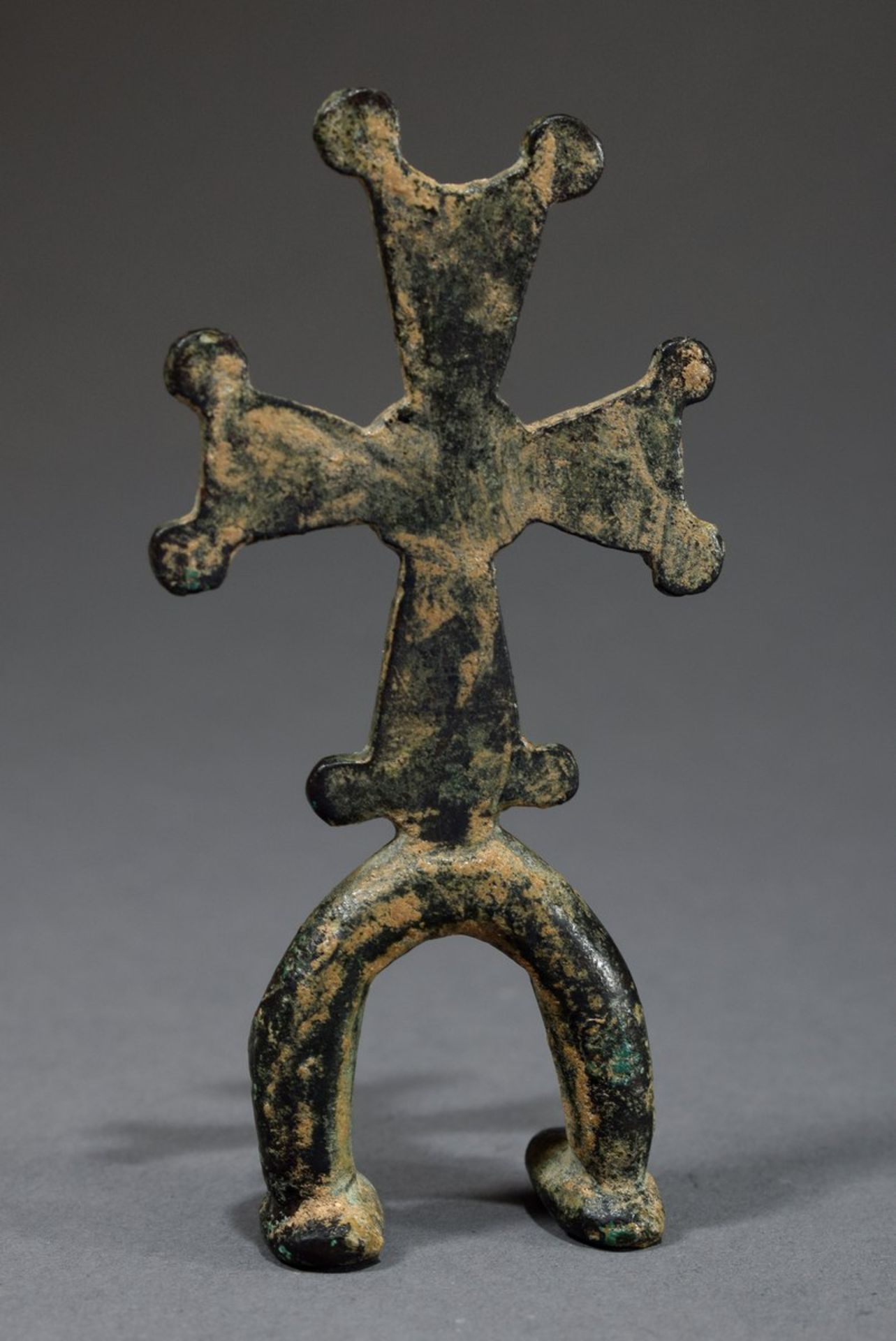 Kleines byzantinisches Standkreuz (Votivgabe?), grünlich-schwarze Bronze mit Go - Bild 2 aus 2