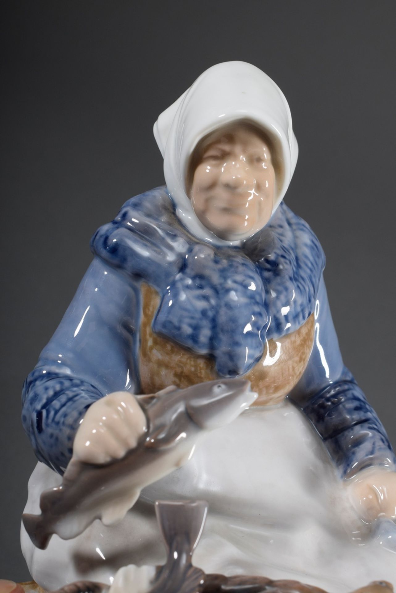 Bing & Grøndahl Porzellan Figur "Fischerin", farbige Unterglasurmalerei, Modell - Bild 5 aus 6