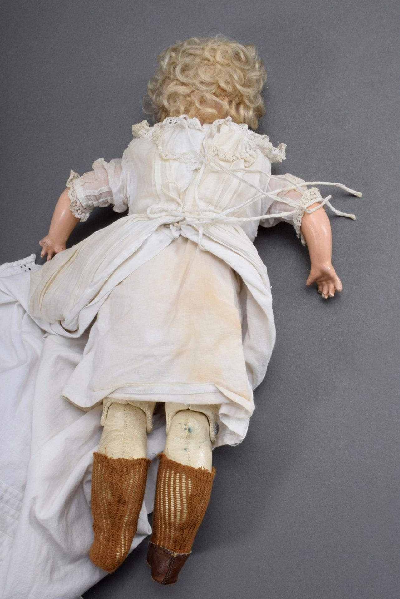 Puppe mit Biskuitporzellan Brustkopf und blauen Schlafaugen, blonde Mohair Lock - Bild 5 aus 7