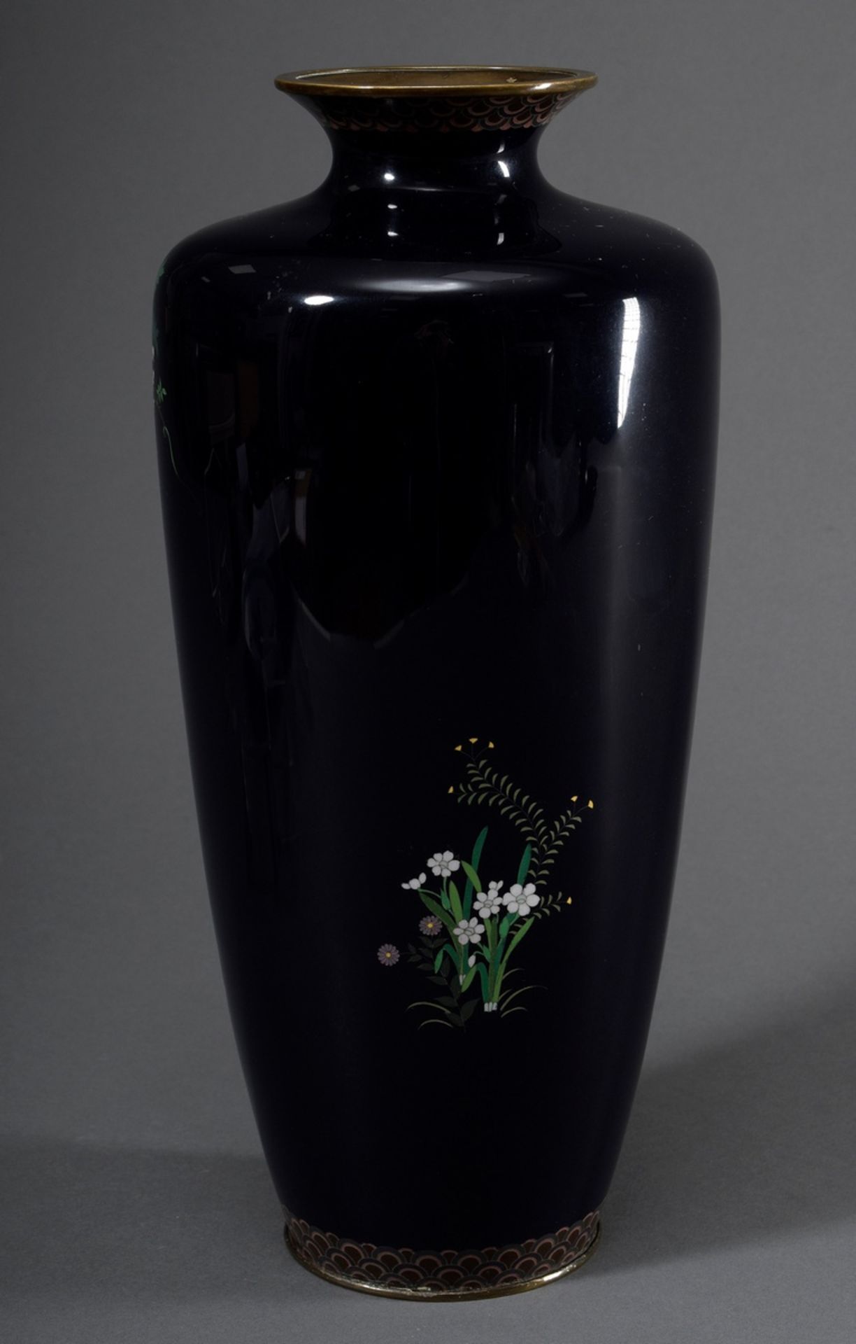 Große japanische Cloisonné Vase "Hahn und Henne im Garten" auf schwarzem Fond, - Bild 2 aus 8