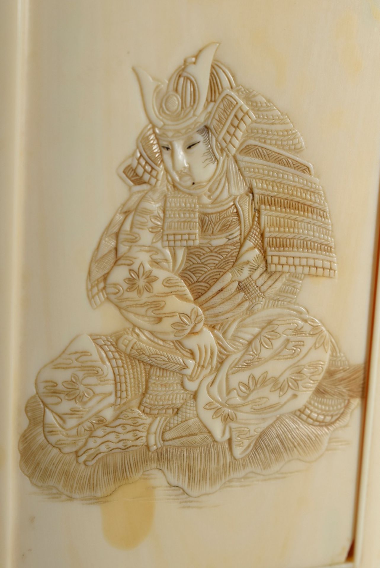 Japanische Elfenbein Schnupftabakdose mit Relief Schnitzereien "Samurai" sowie - Bild 4 aus 6
