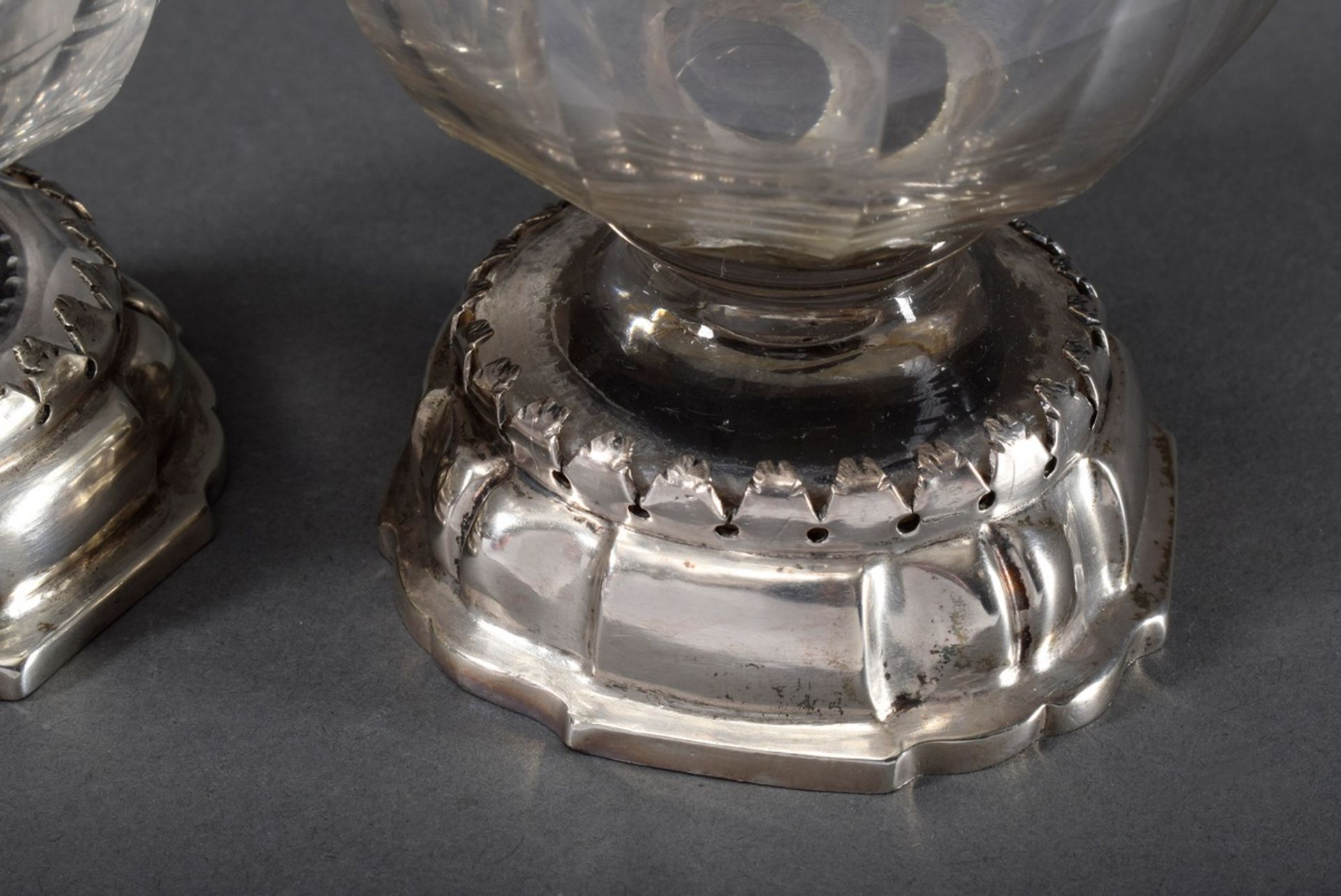 2 Barock Wasser- und Weinkännchen mit geschliffenem Glas Korpus und Silber 13 L - Bild 3 aus 5