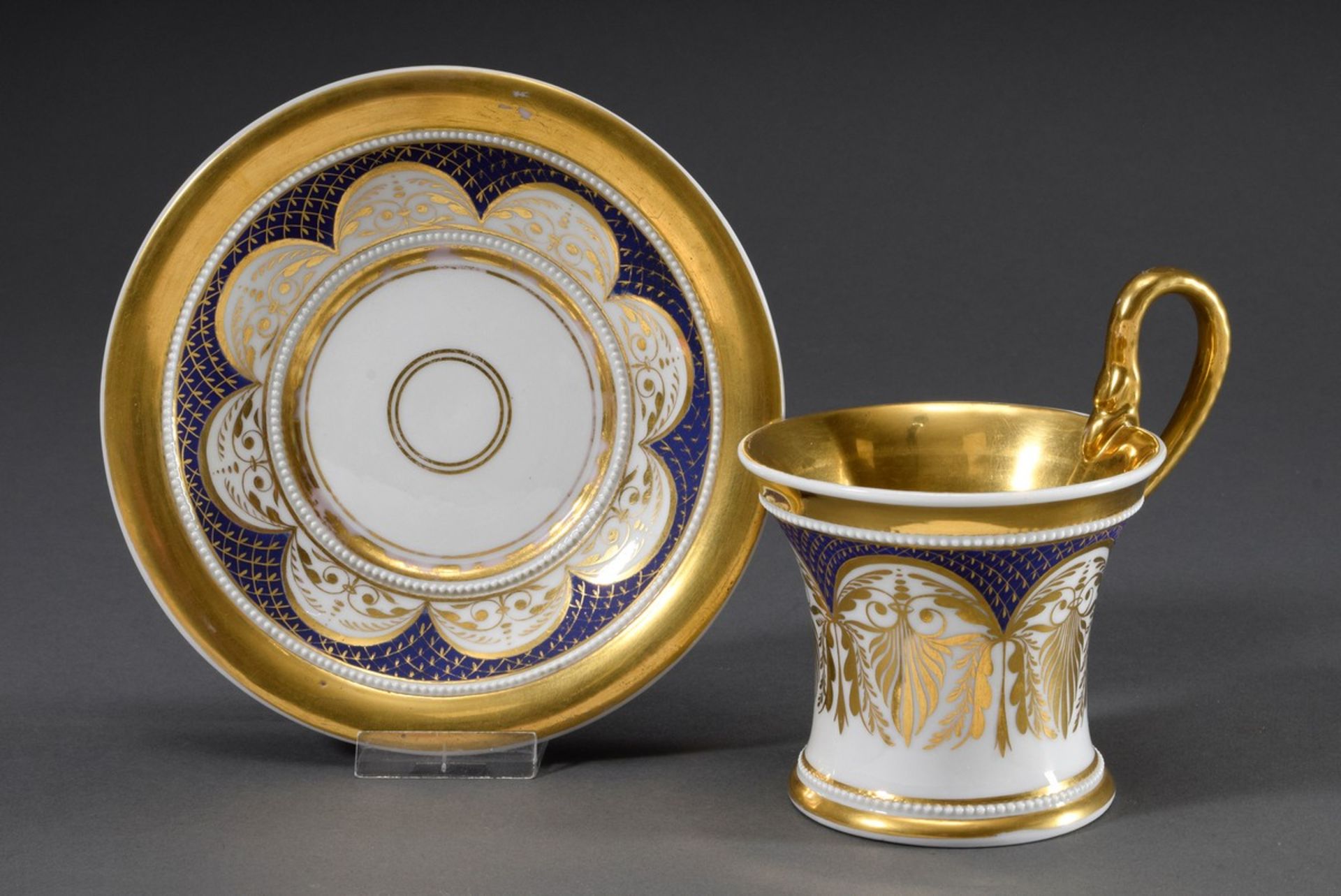 KPM Empire Tasse/UT mit "Schwanen" Henkel und reichem Golddekor "Arabesken" sow