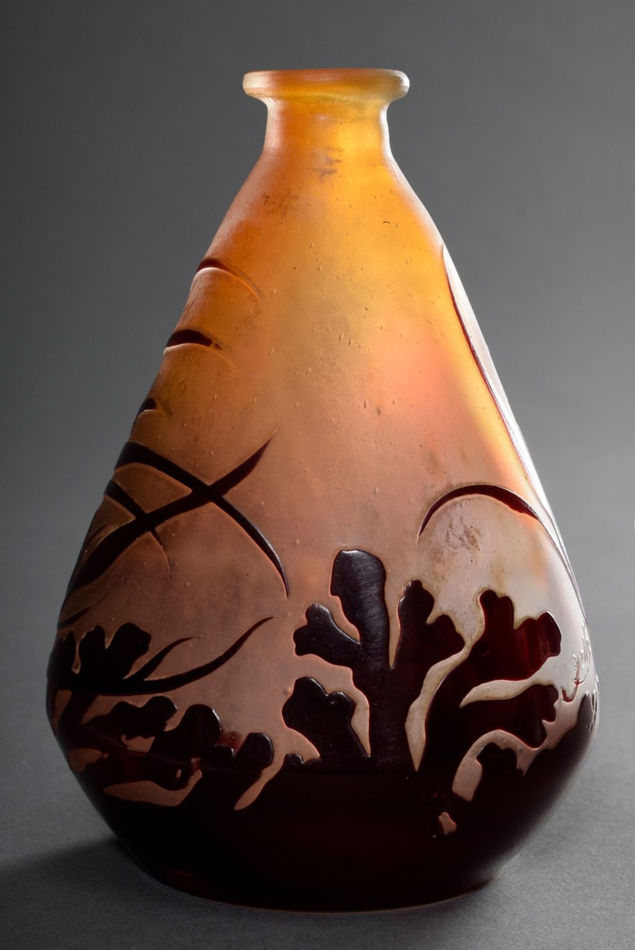 Gallé Vase mit Überfangdekor "Algues" in Bernsteinfarben/Weinrot, seitl. geätzt - Bild 2 aus 5