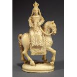 Elfenbeinschnitzerei "Sitzende Königin zu Pferd" in angefertigtem Lederfuteral