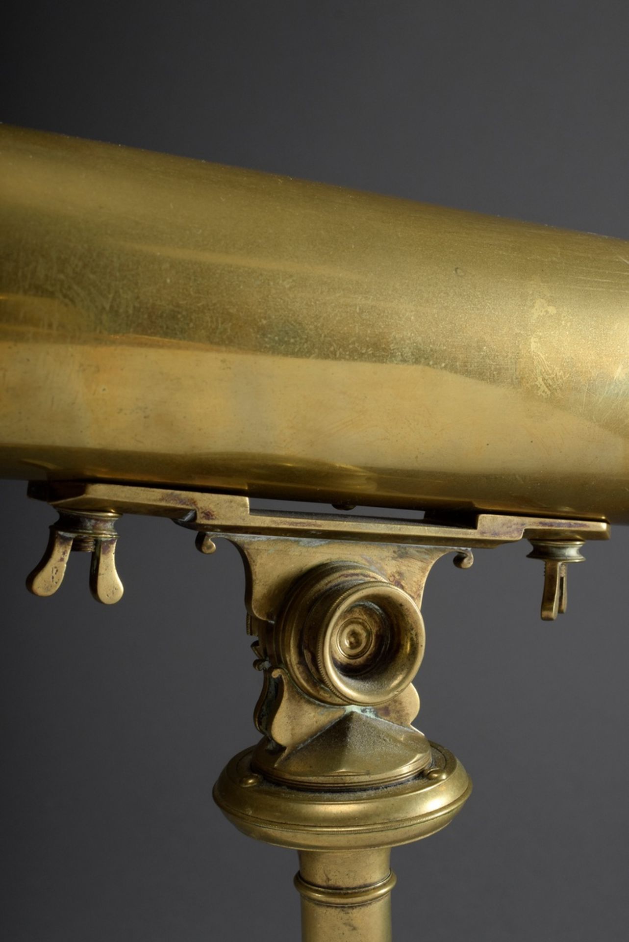 Messing Spiegelteleskop auf Dreifuß mit seitlich angebrachtem Visier, England u - Image 3 of 10