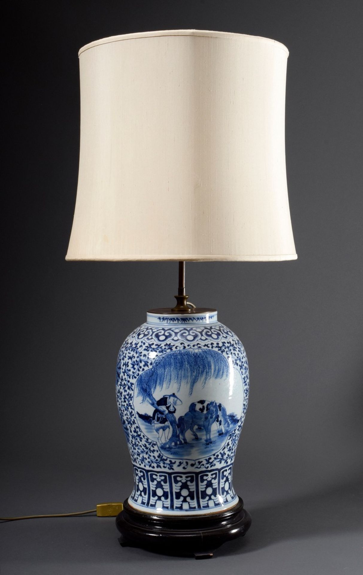Große chinesische Porzellan Vase mit Blaumalerei Dekor „Bauer zwei Pferde betra