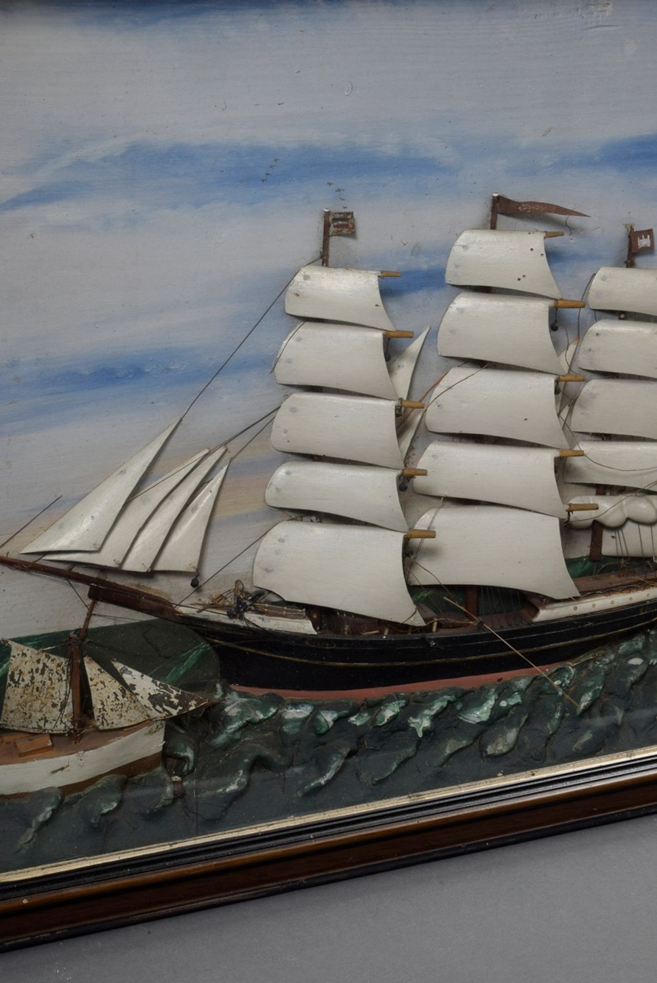 Halbmodell Segelschiff "Emma" mit Beiboot "Erich", in Schaukasten, 50x75x10cm, - Image 2 of 5