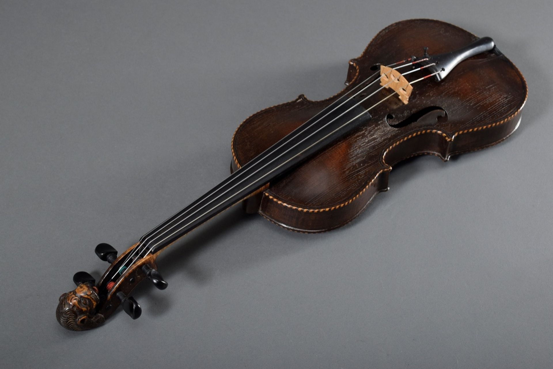 Löwenkopf Geige, wohl alpenländisch Ende 19. Jhd., charakteristisch gewölbte De - Bild 9 aus 18