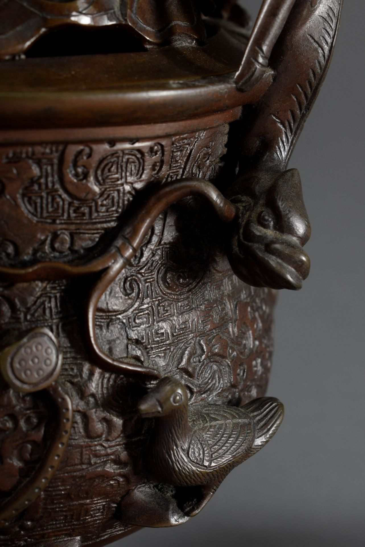 Bronze "Ding" Censer mit figürlichem Relief auf der Wandung "Wasserbewohner", s - Image 10 of 14