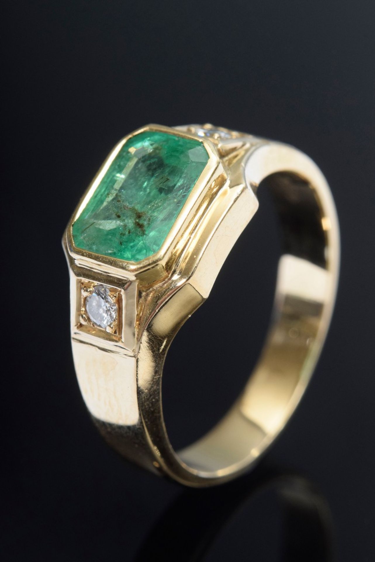 GG 585 Ring mit Smaragd (ca. 1.6ct) sowie 2 Brillanten (zus. ca. 0.10ct/SI/W), - Bild 2 aus 3