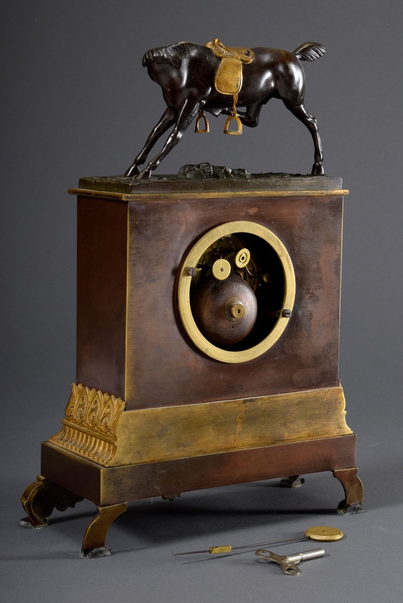 Kleine französische Bronze Pendule mit brüniertem und feuervergoldetem Gehäuse - Bild 6 aus 10