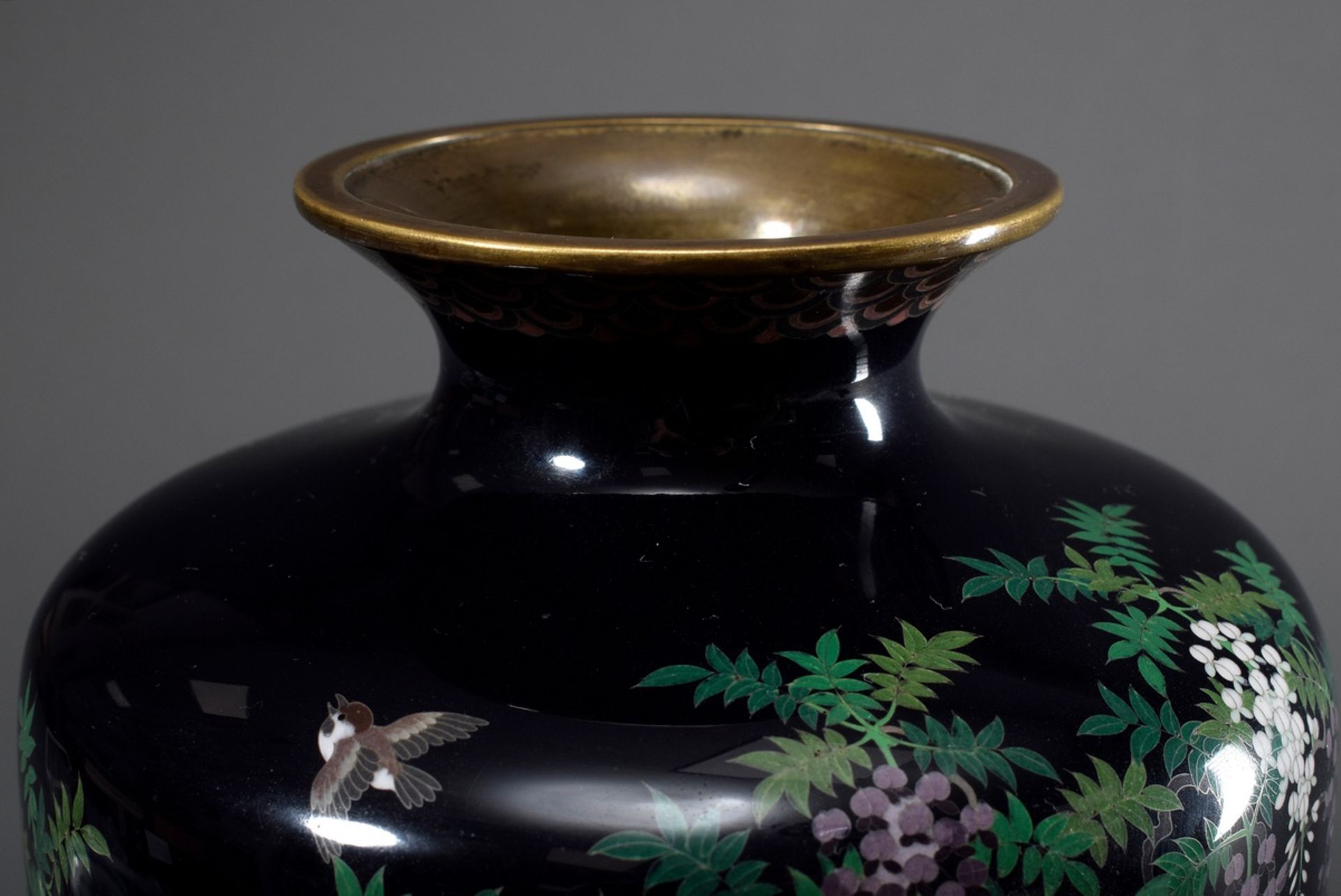 Große japanische Cloisonné Vase "Hahn und Henne im Garten" auf schwarzem Fond, - Bild 6 aus 8