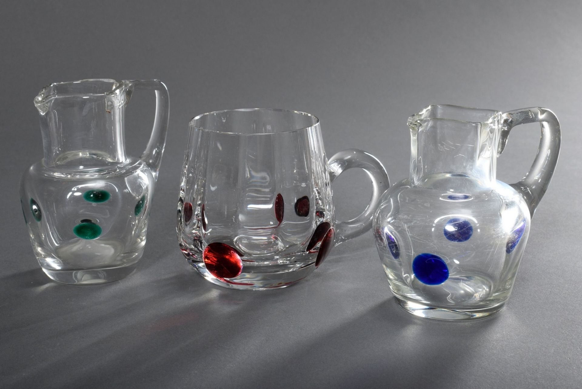 3 Diverse Jugendstil Glas Kännchen und Becher mit farbigen Tropfenauflagen, woh