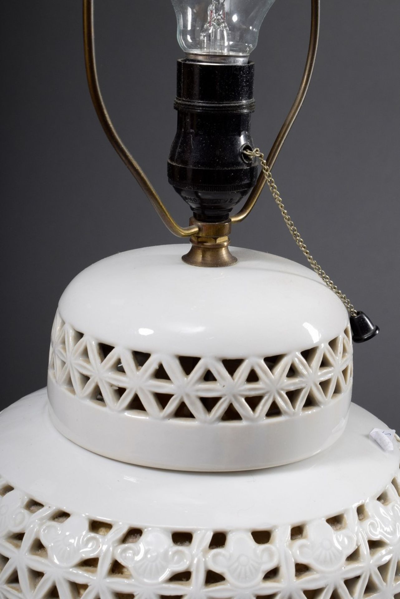 Paar chinesische Porzellan Lampen mit durchbrochenen Vasenfüßen "Geflecht und P - Bild 6 aus 6
