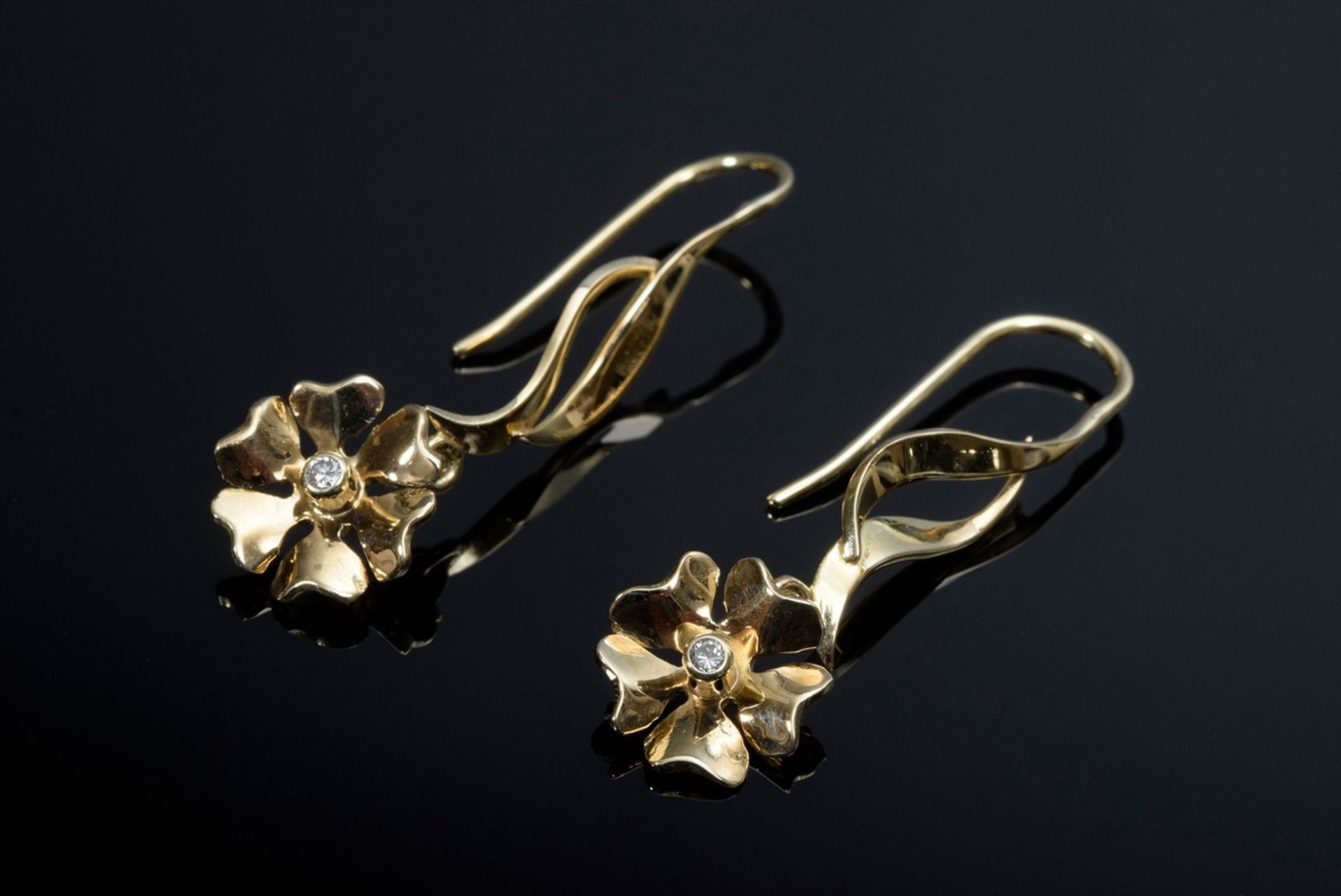 Paar GG 585 "Blüten" Ohrgehänge mit kleinen Brillanten, 4,2g, L. 4cm - Bild 2 aus 3