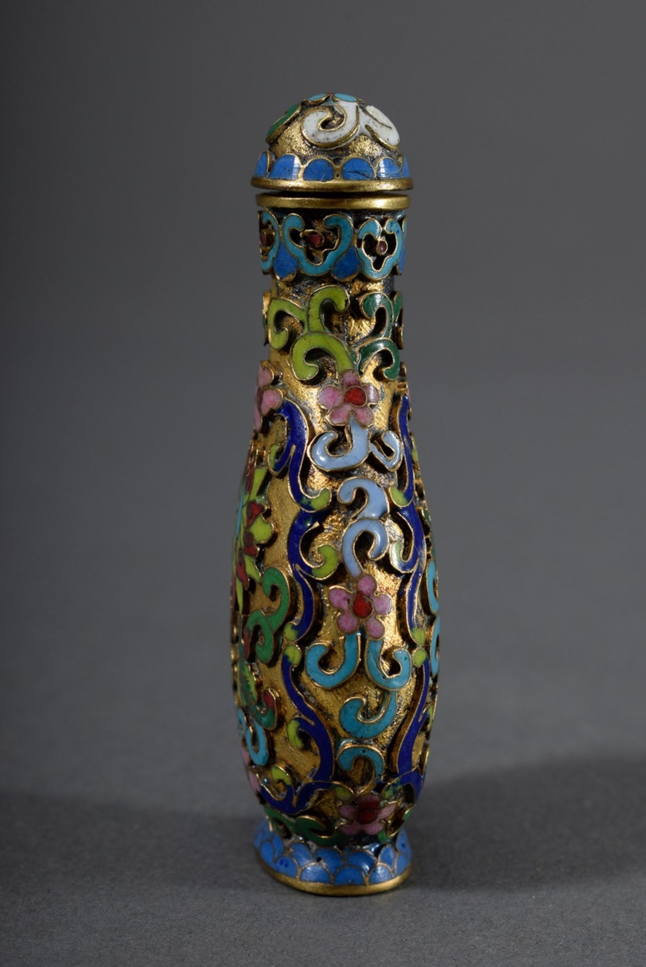 Cloisonné Snuffbottle mit floralem Dekor auf Goldgrund, 20.Jh., Boden mit Siege - Image 3 of 6