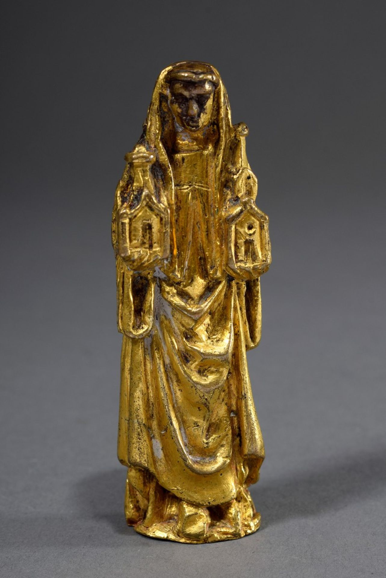 Kleine Statuette "Franziskaner mit zwei Kirchenmodellen" auf karminrotem Samtso - Bild 2 aus 4