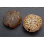2 Diverse Sassaniden Siegel "Köpfe", 2.-3.Jh. n. Chr., Achat und Marmor, durchb