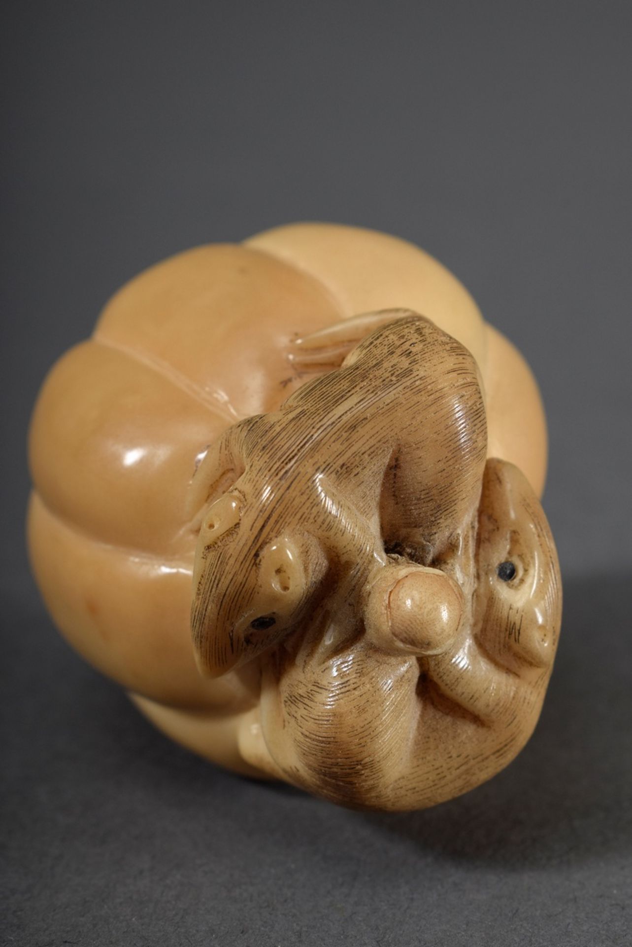 Tagua Nuss Schnitzereien "Zwei Ratten auf Kürbis", 20.Jh., H. 4,5cm - Bild 4 aus 4