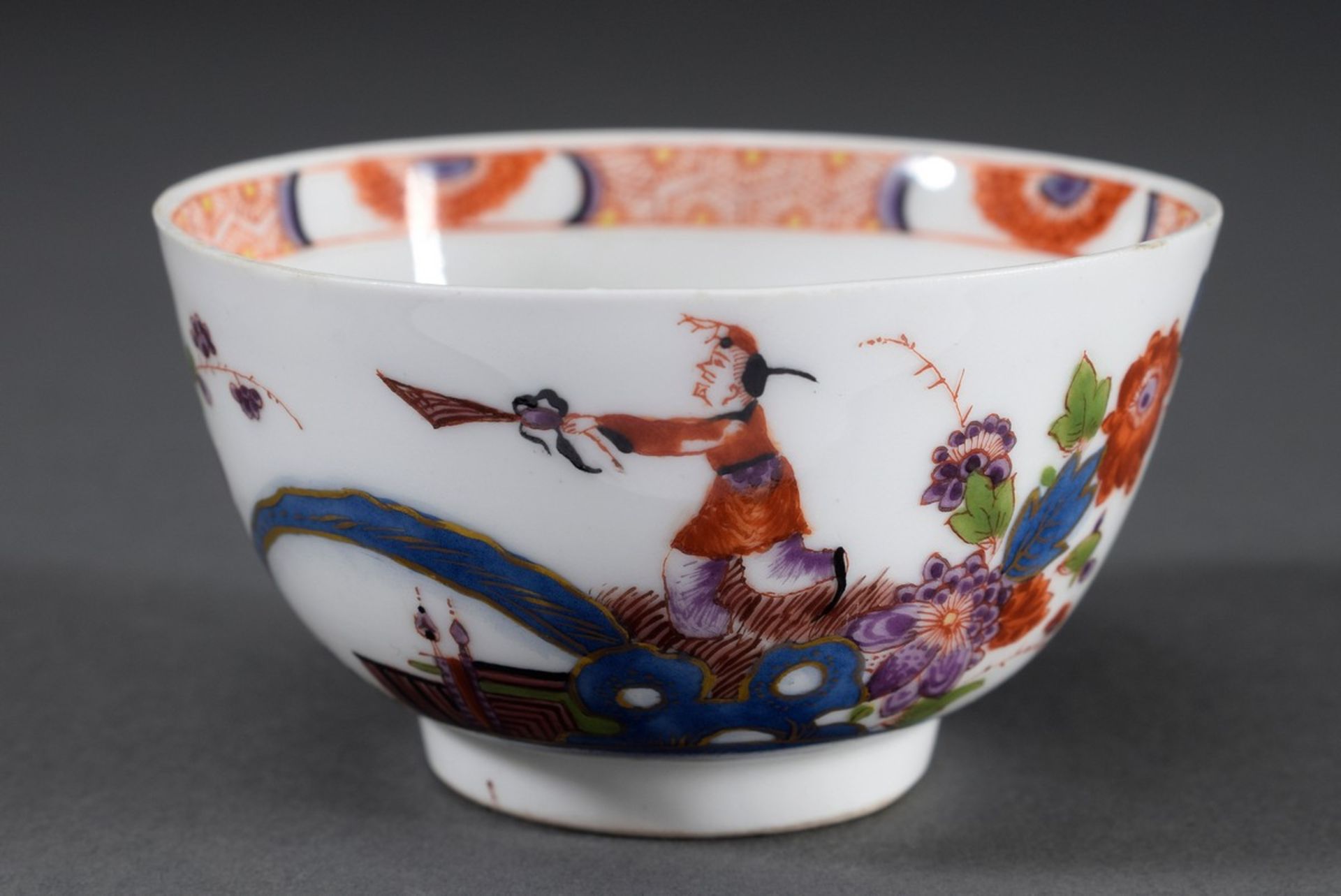 Meissen Chinoiserie Koppchen mit polychromer Bemalung wohl von Johann Ehrenfrie