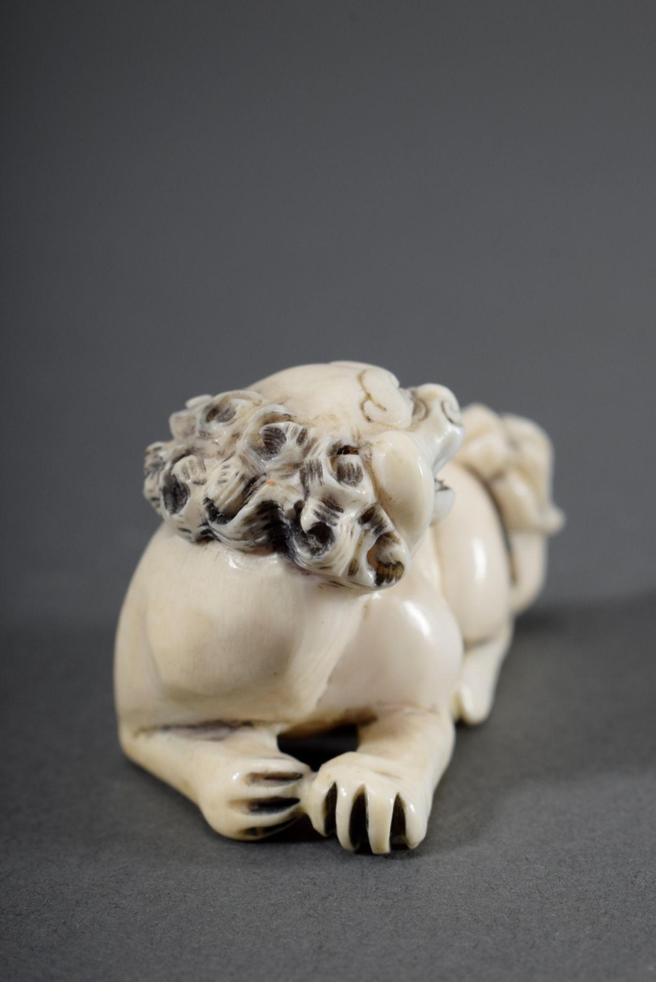 Elfenbein Netsuke "Liegender Fo-Löwe", am Boden sign., Anf. 20.Jh., H. 3cm, lei - Bild 3 aus 5