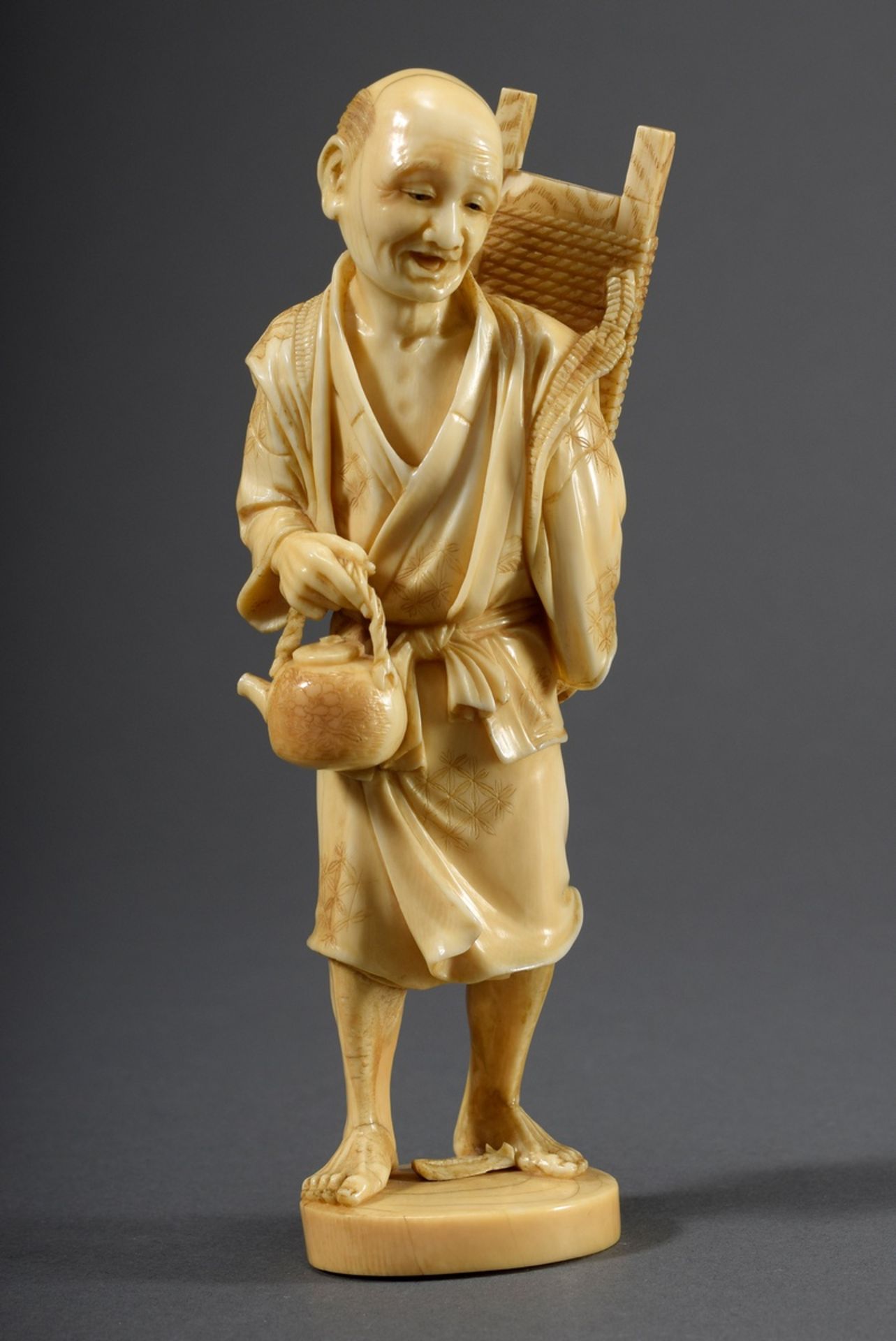 Elfenbein Okimono "Japanischer Teeverkäufer", vollrund geschnitzt, um 1900/1920 - Bild 2 aus 10