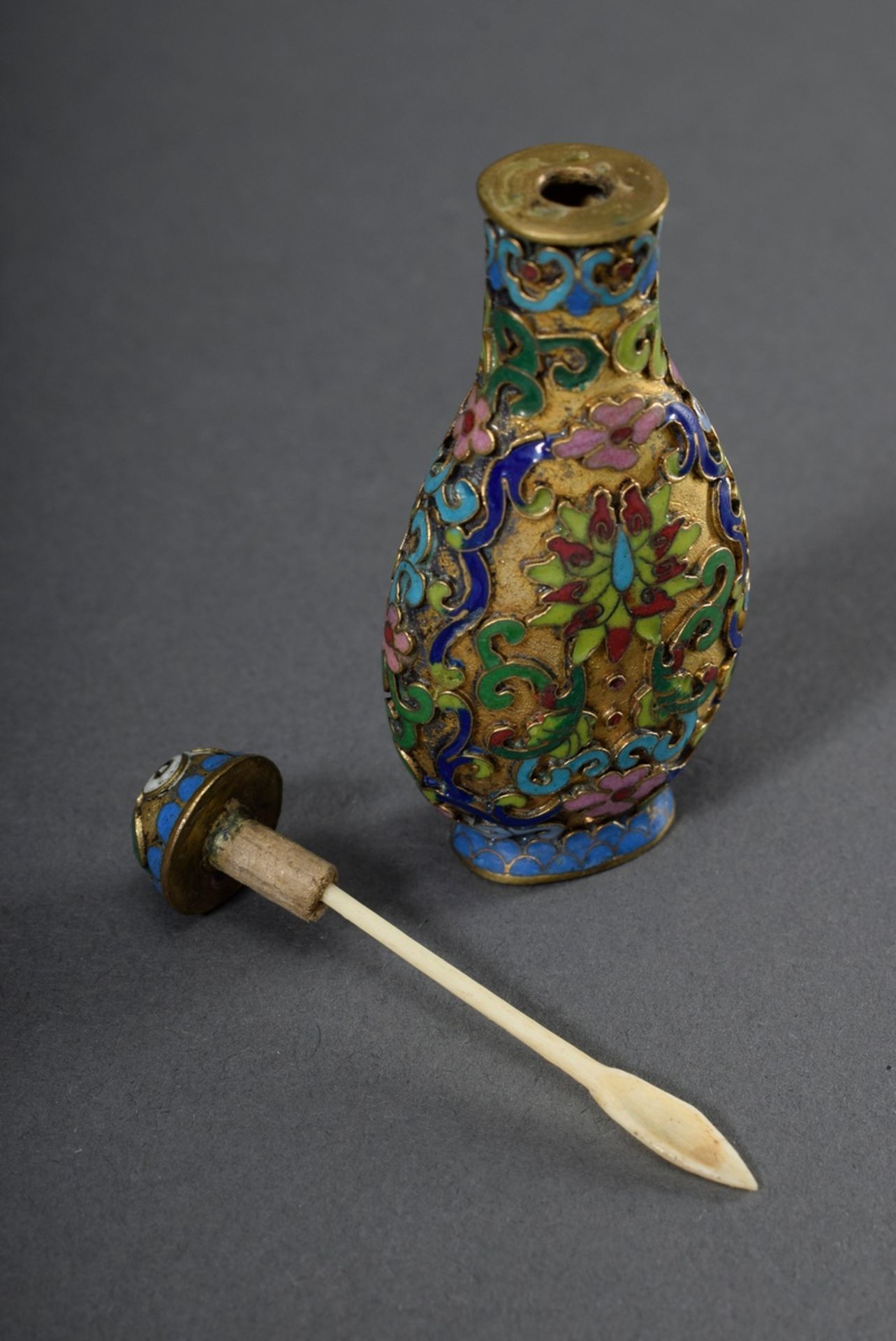 Cloisonné Snuffbottle mit floralem Dekor auf Goldgrund, 20.Jh., Boden mit Siege - Image 6 of 6