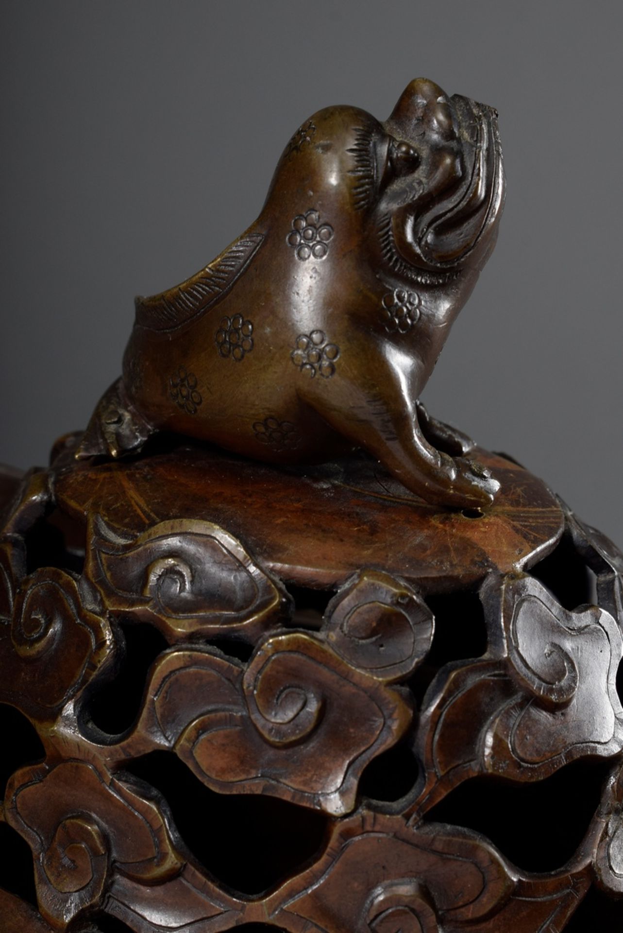 Bronze "Ding" Censer mit figürlichem Relief auf der Wandung "Wasserbewohner", s - Image 9 of 14