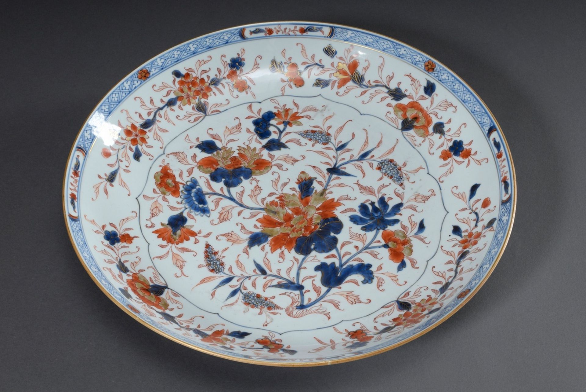 Großer chinesischer Porzellan Teller mit polychromer Imari Bemalung „Päonien“,