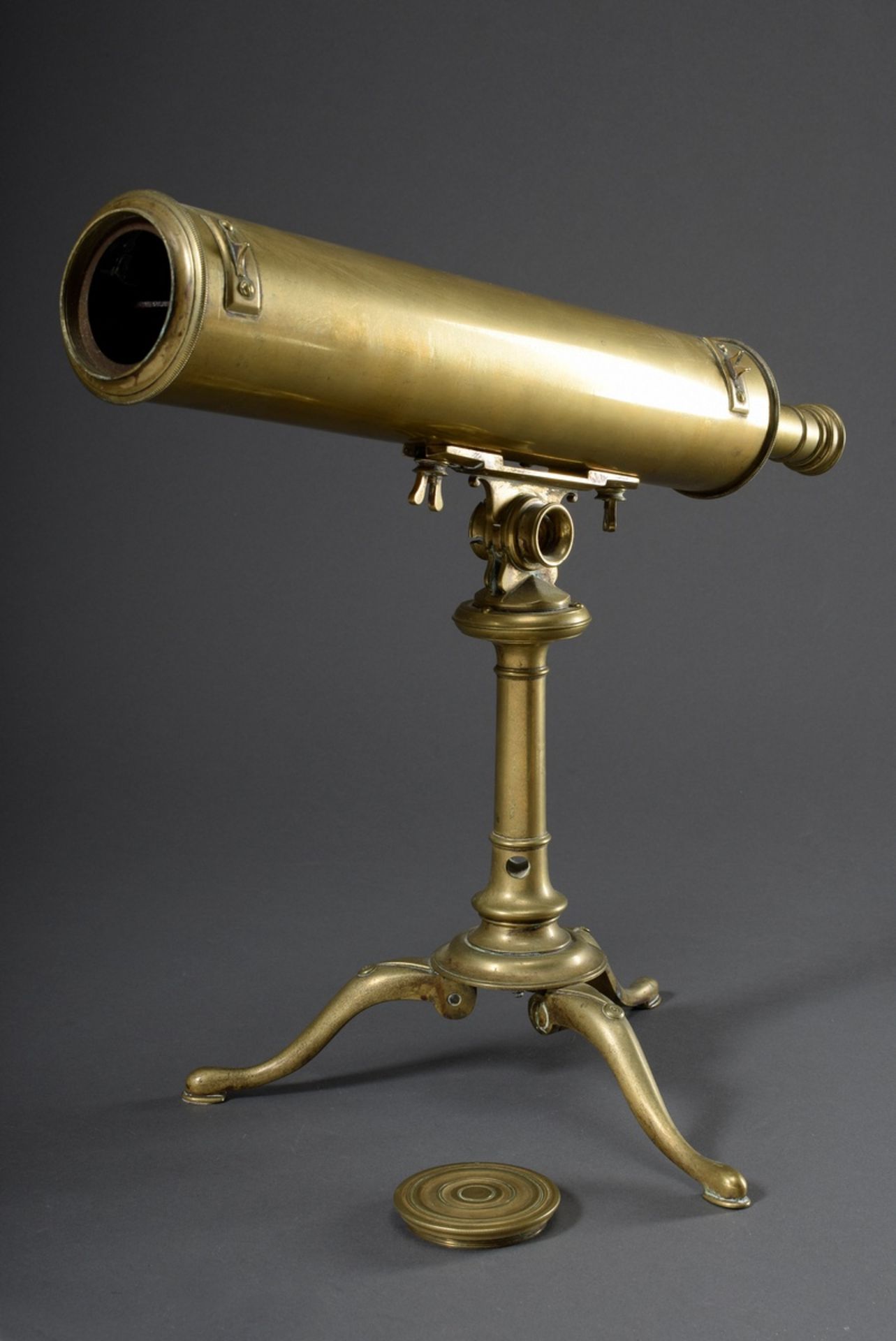 Messing Spiegelteleskop auf Dreifuß mit seitlich angebrachtem Visier, England u