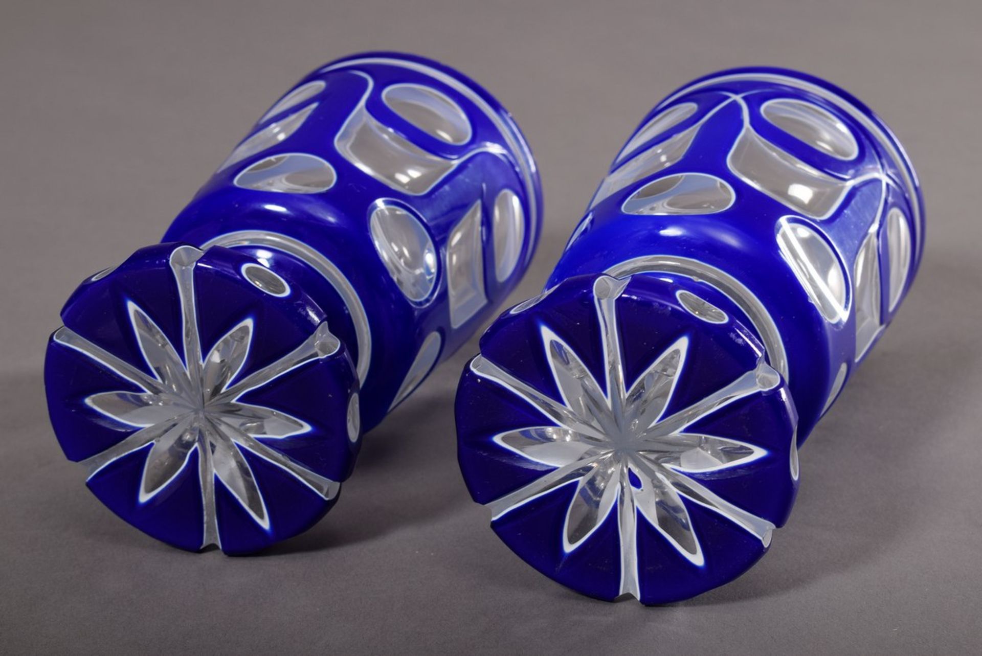 Paar Biedermeier Überfangglas Fußbecher mit ornamentalem Schliff, weiß/blau, um - Bild 3 aus 3