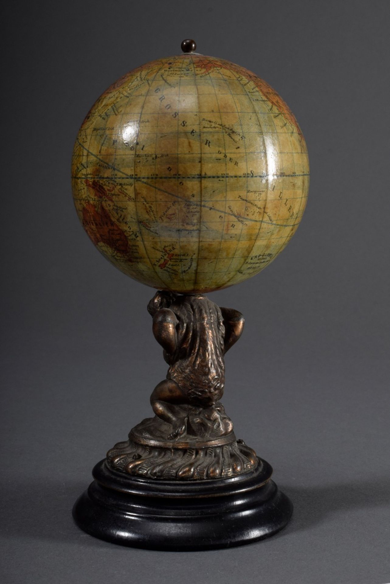 Kleiner Globus von Atlas getragen, Metall, Pappe mit coloriertem Papier, bez.: - Bild 2 aus 6
