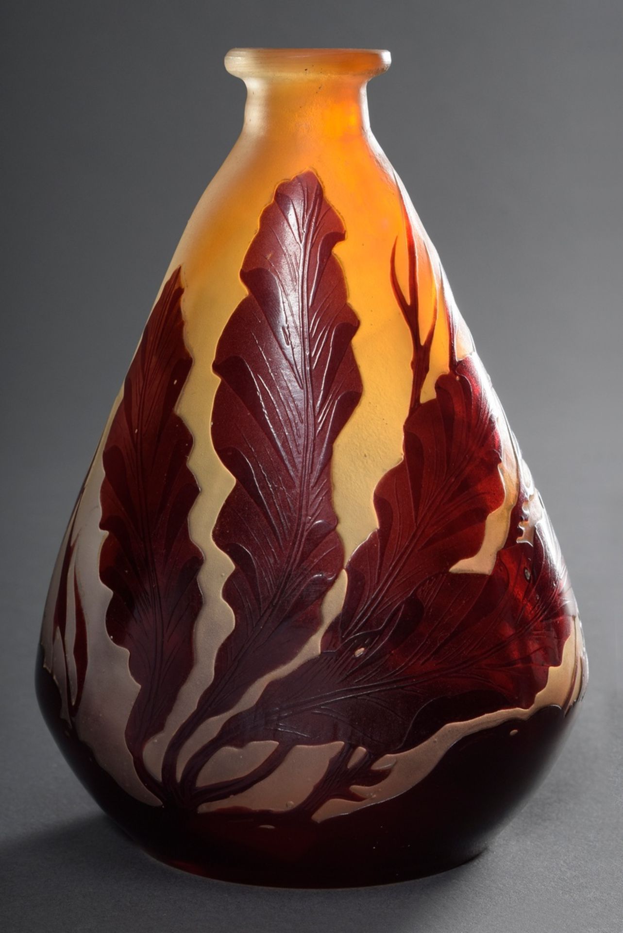 Gallé Vase mit Überfangdekor "Algues" in Bernsteinfarben/Weinrot, seitl. geätzt