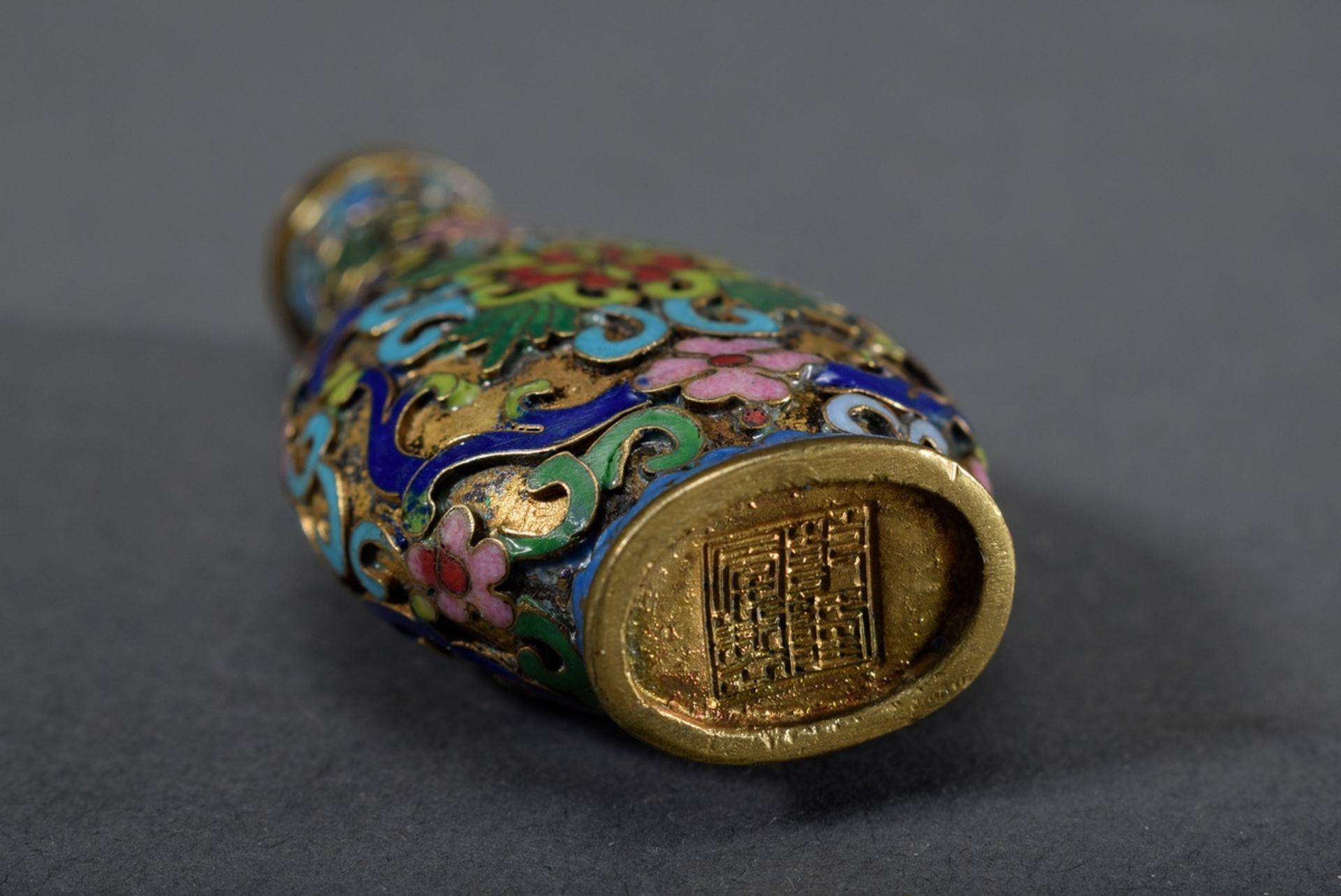 Cloisonné Snuffbottle mit floralem Dekor auf Goldgrund, 20.Jh., Boden mit Siege - Image 5 of 6