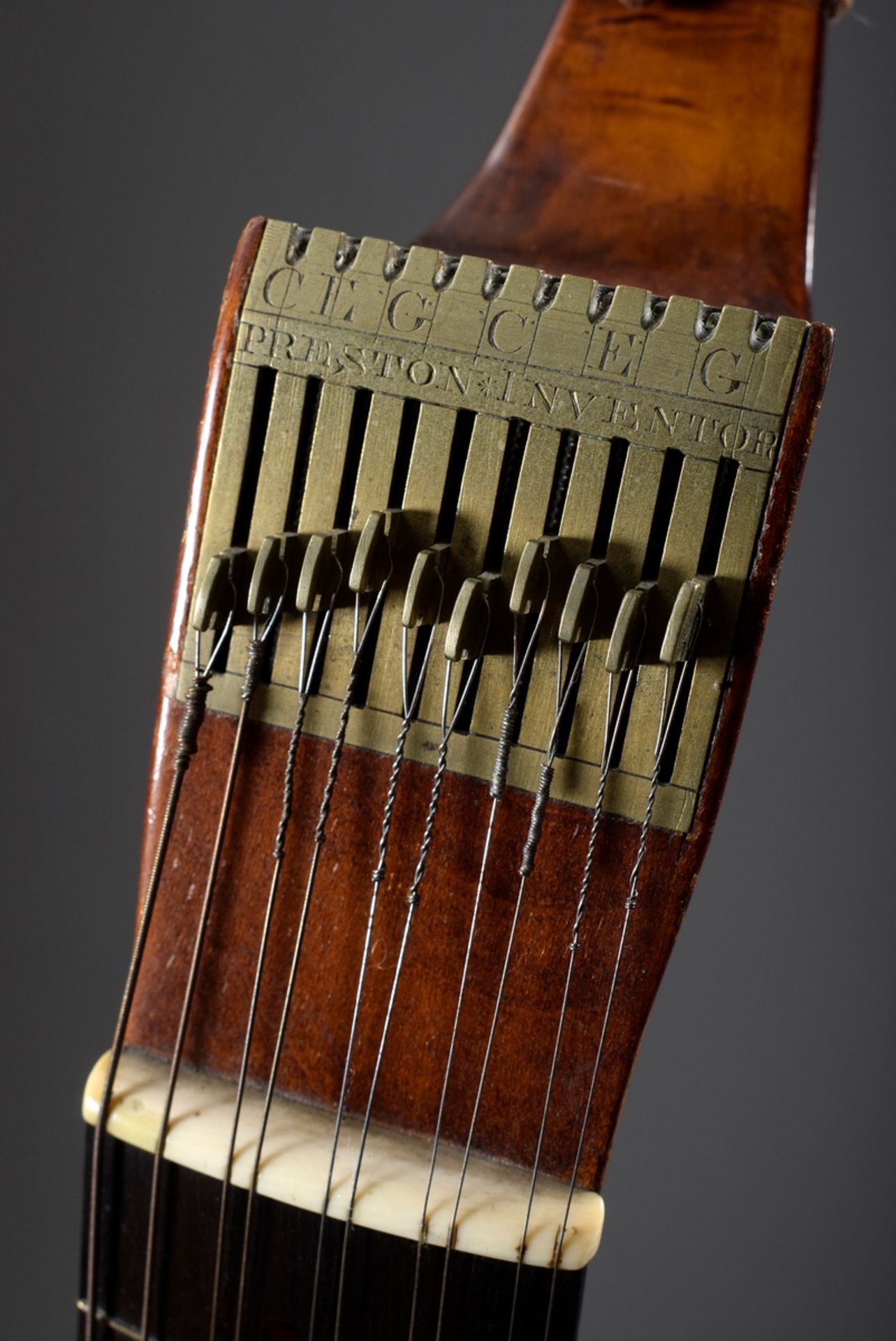 Cister oder sog. English Guitar, rückseitig am Wirbelkopf bekrönter Brandstempe - Bild 4 aus 22