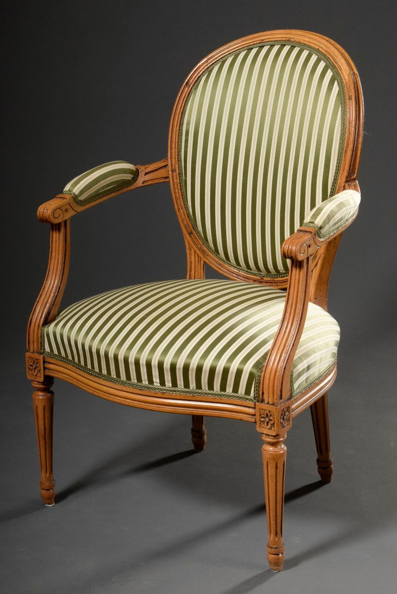 Französischer Louis XVI Fauteuil mit ovaler Lehne, kannelierten Beinen und grün - Image 2 of 5