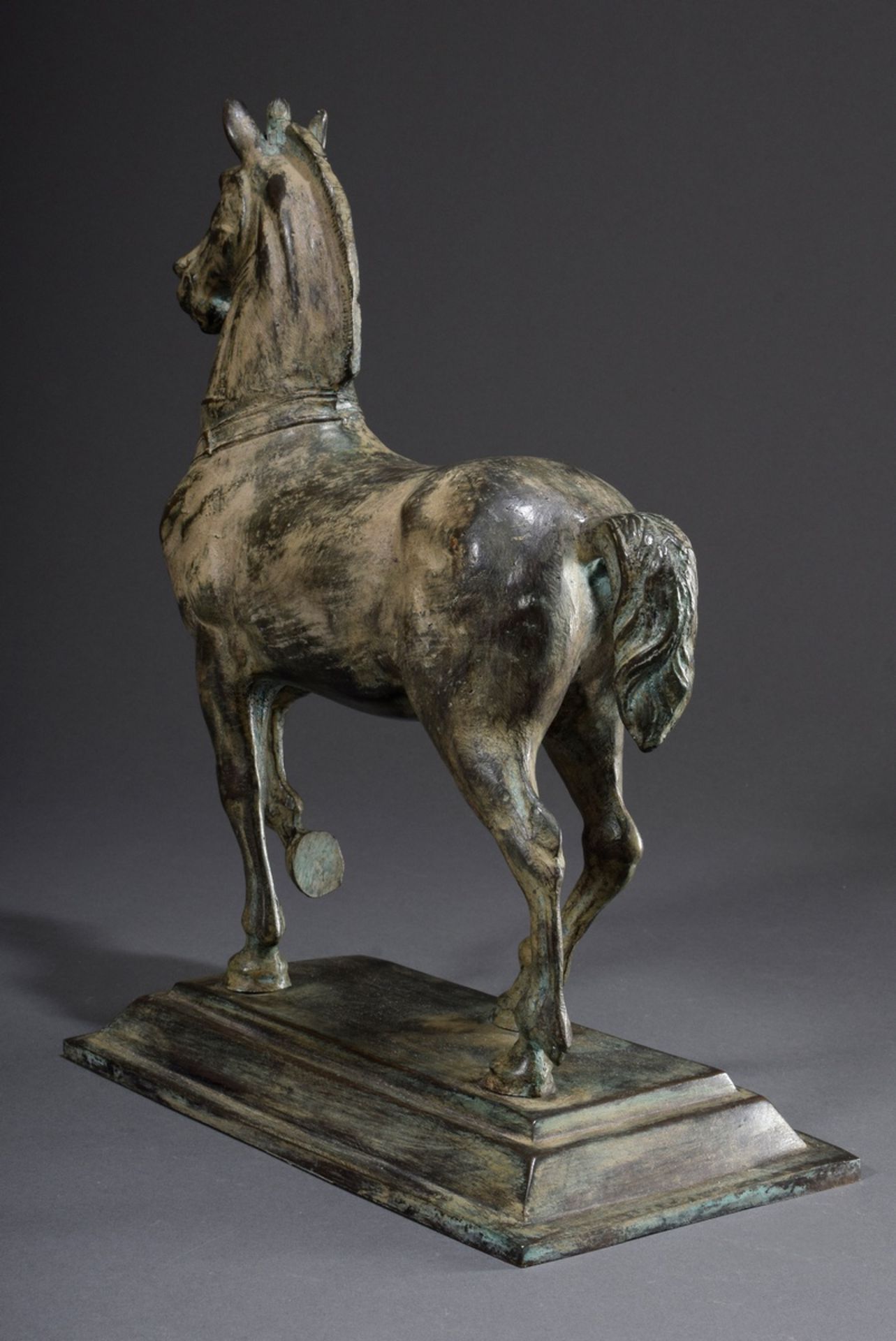 Moderne Gelbgussfigur "Schreitendes Quadriga Pfe | Modern brass figure "Striding Quadriga Horse" af - Bild 4 aus 7