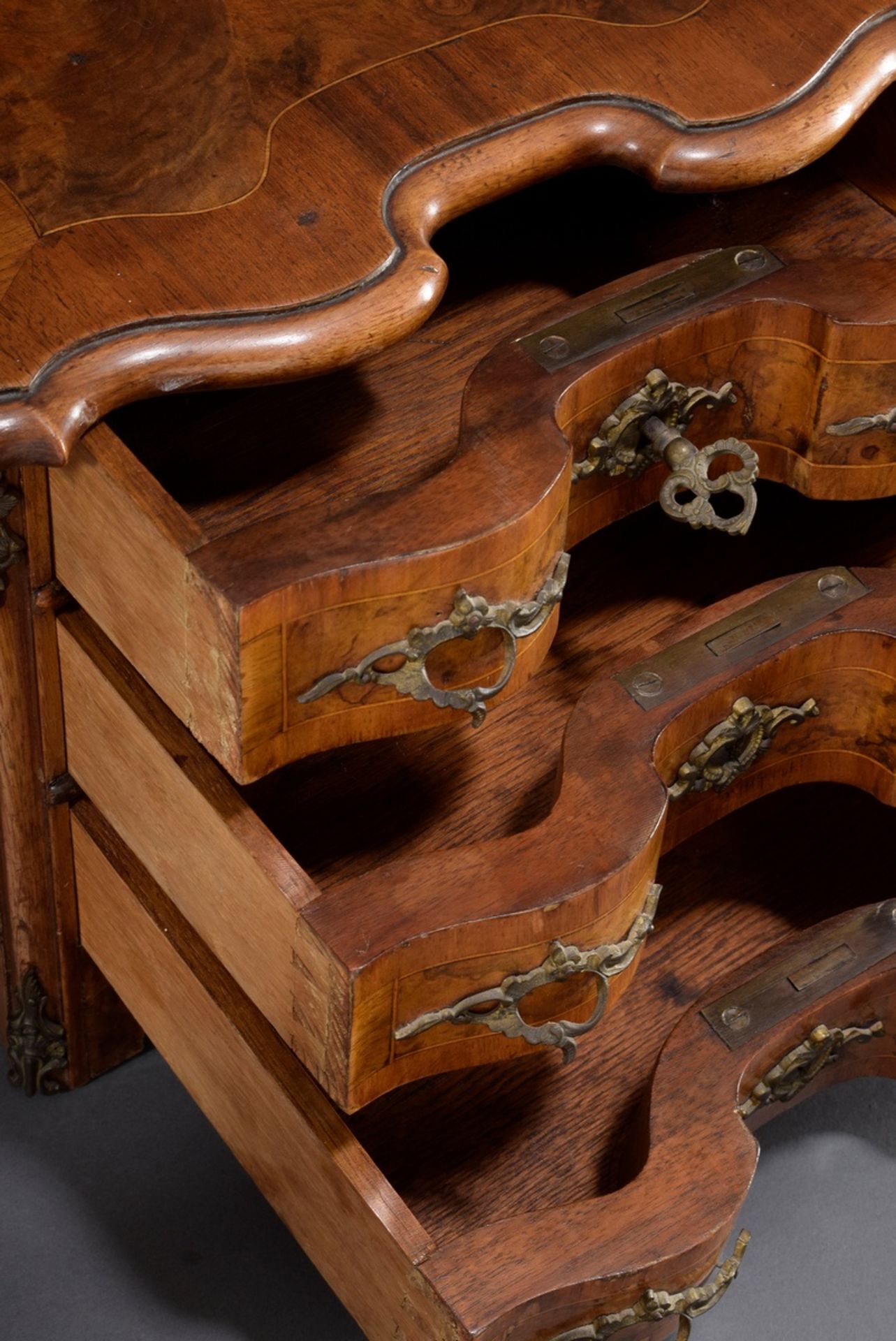 Historismus Modellkommode mit zweifach geschweif | Historicism model chest of drawers with double c - Bild 9 aus 9