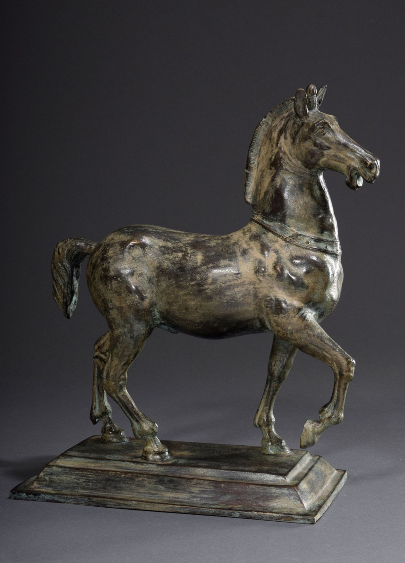 Moderne Gelbgussfigur "Schreitendes Quadriga Pfe | Modern brass figure "Striding Quadriga Horse" af - Bild 2 aus 7