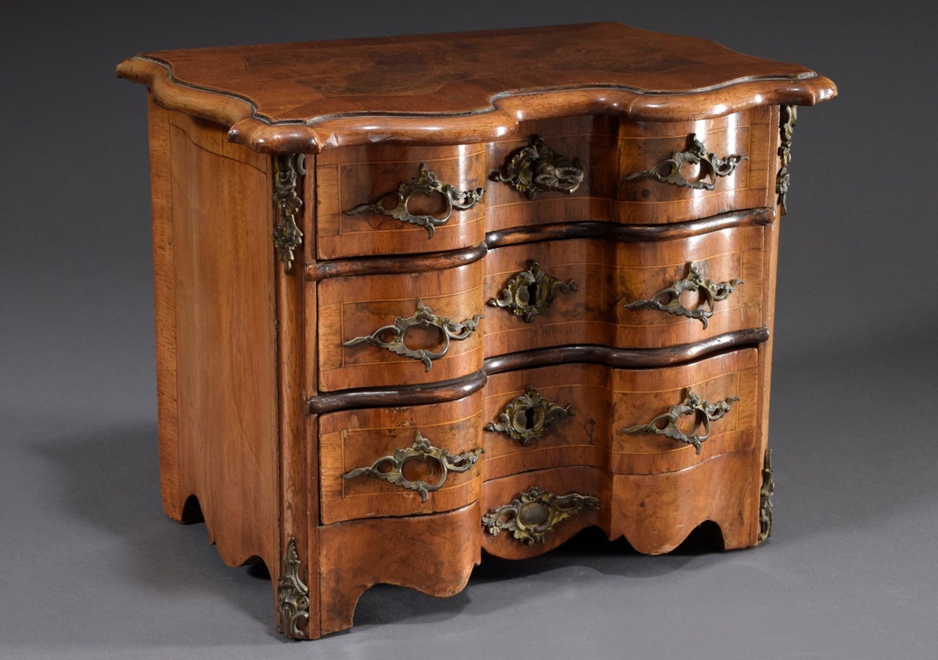 Historismus Modellkommode mit zweifach geschweif | Historicism model chest of drawers with double c