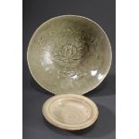 2 Diverse Ton Objekte: flache Schale mit geschni | 2 Various clay objects: shallow bowl with cut de