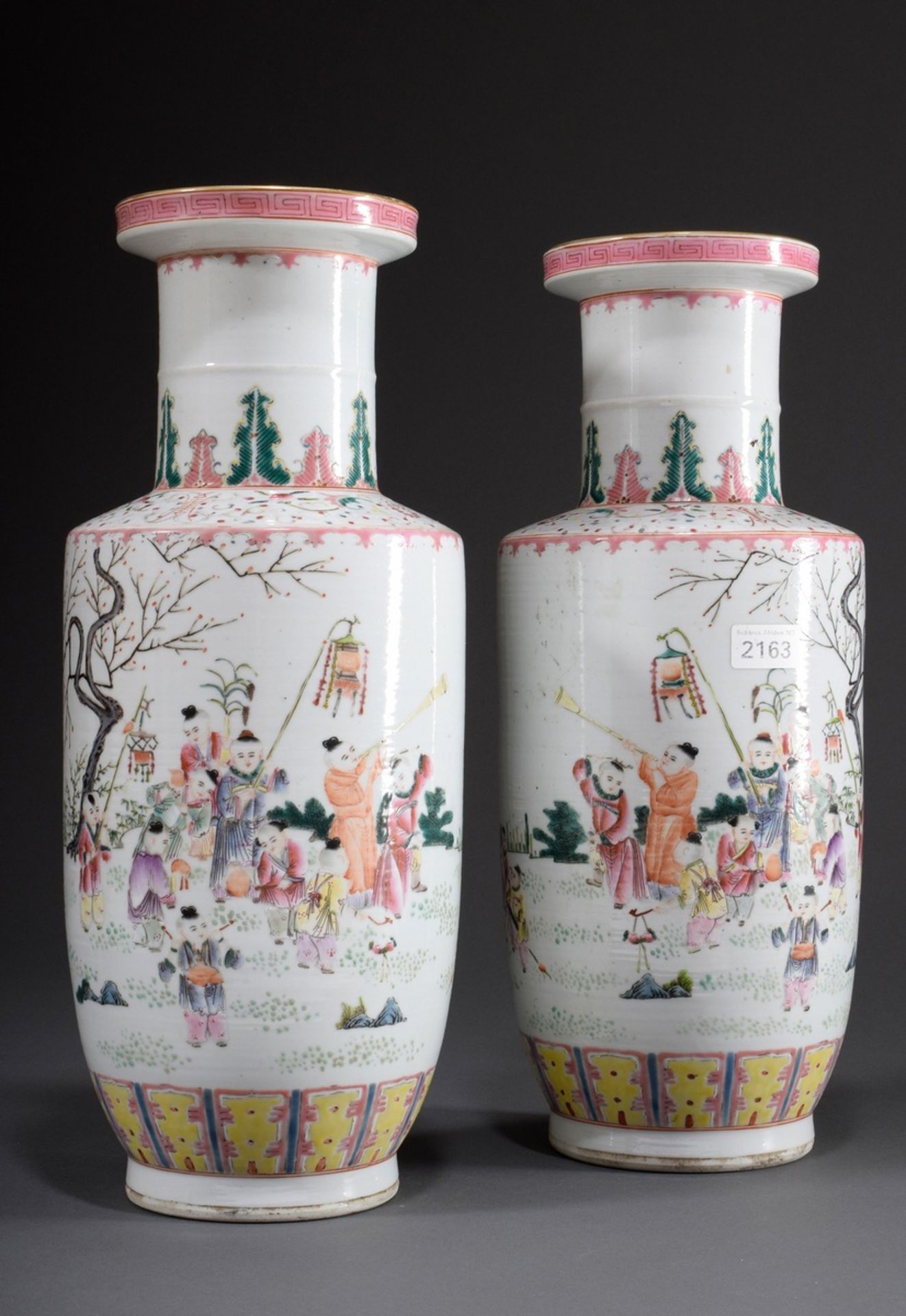 Paar chinesische Famille rose Roleauvasen "Spiel | Pair of Chinese Famille rose Roleau vases "Playi