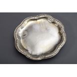 Régence Salver mit passigem, gerilltem Rand und | Salver with a fitted, grooved rim and engraved C