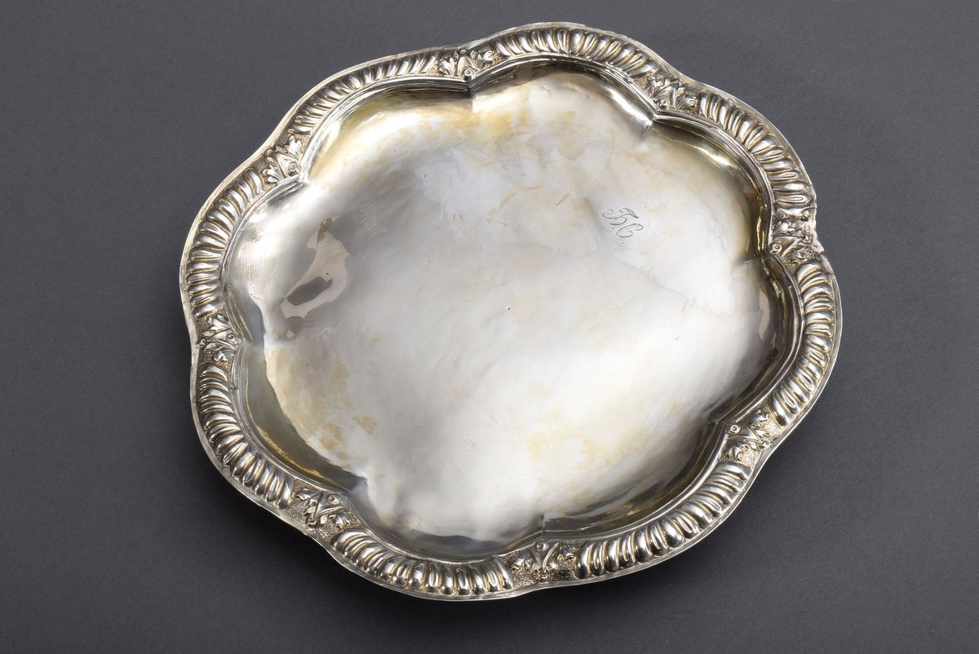 Régence Salver mit passigem, gerilltem Rand und | Salver with a fitted, grooved rim and engraved C