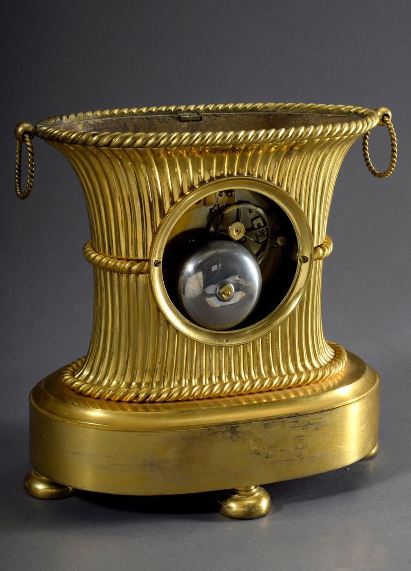 Empire Pendule im feuervergoldetem Bronzegehäuse | Empire pendulum in a fire-gilt bronze case on an - Bild 5 aus 6