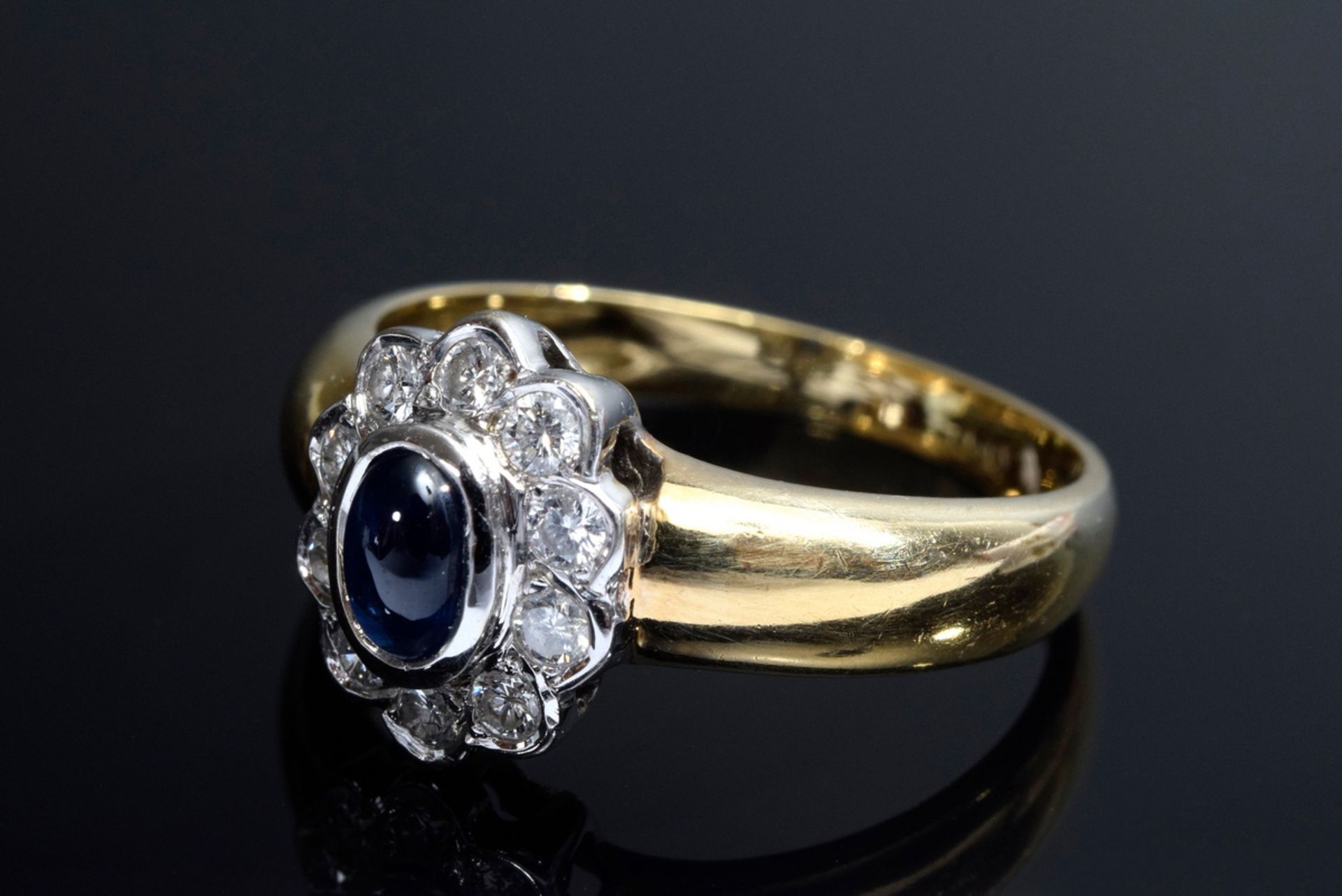 GG/WG 750 Entourage Ring mit Saphircabochon und | GG/WG 750 Entourage ring with sapphire cabochon - Bild 2 aus 3