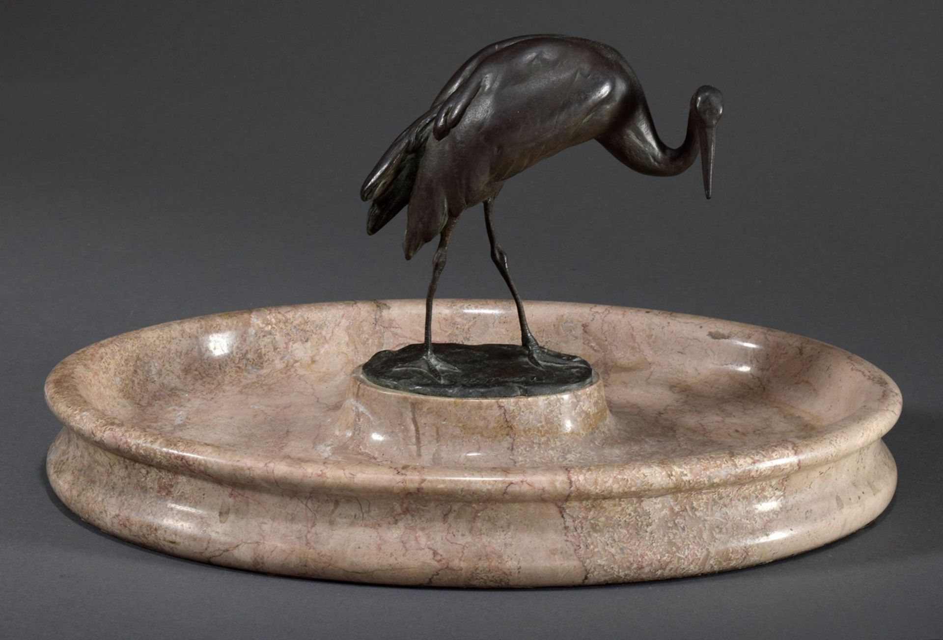 Ovale Marmorschale mit Bronze Figur "Kranich", s | Oval marble bowl with bronze figure "Crane", sig - Bild 2 aus 4