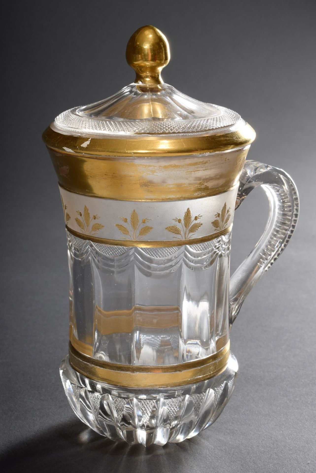 Facettierter Biedermeier Glas Deckelbecher mit v | Faceted Biedermeier glass lidded cup with variou